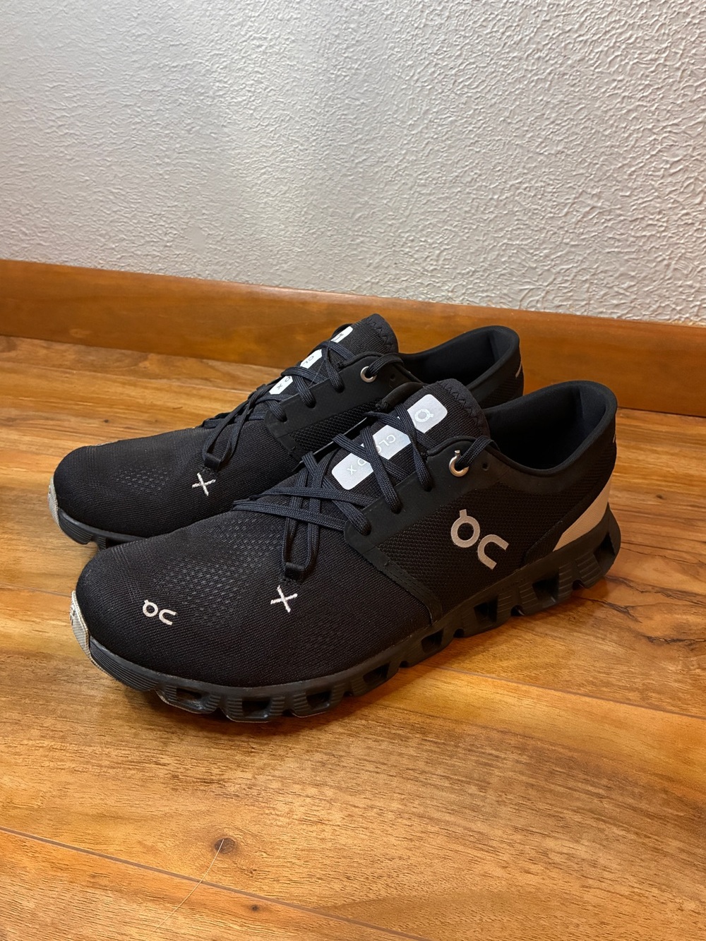 On Cloud X Men’s Athletic Training Running Sneaker Shoes, black- size 9